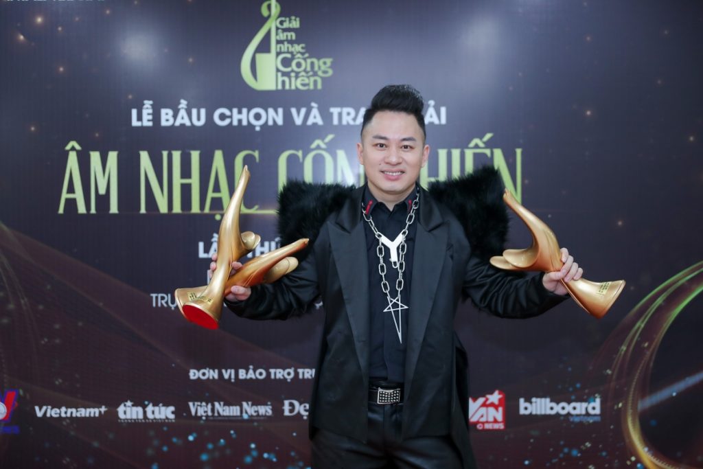 Tùng Dương đoạt liền 3 giải Âm nhạc cống hiến năm 2020